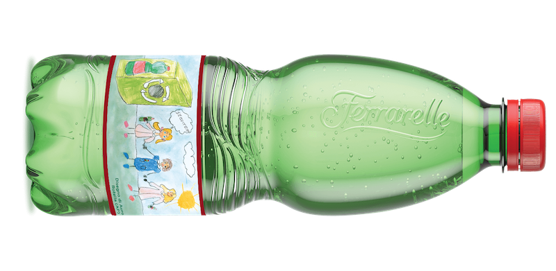 Ferrarelle limited edition bottiglia in plastica riciclata con etichette personalizzate