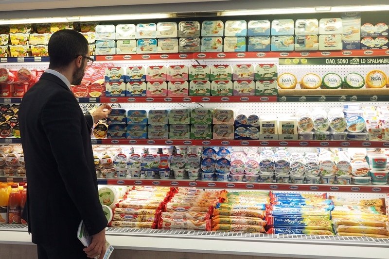 scaffali della grande distribuzione