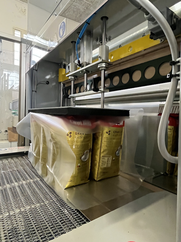 Confezioni di caffè chiuse a fardello