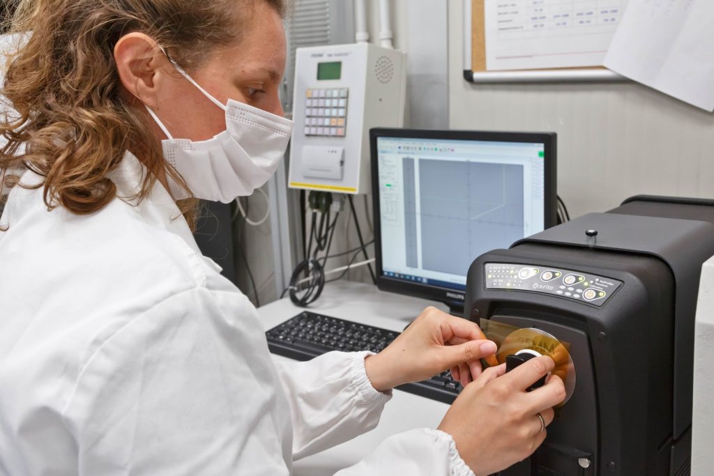 Tecnico sulle macchine nell’Aliplast Lab