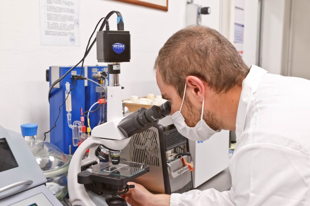 Tecnico a lavoro All’Aliplast Lab