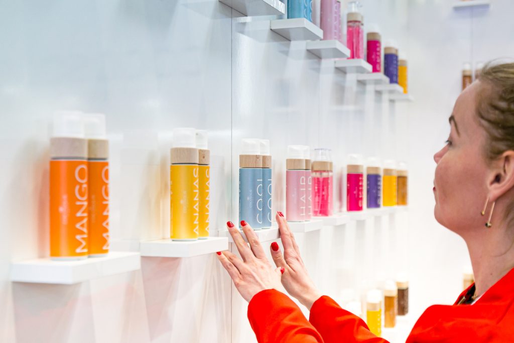 Confezioni di prodotti cosmetici esposti in fiera a Cosmoprof WorldWidebologna