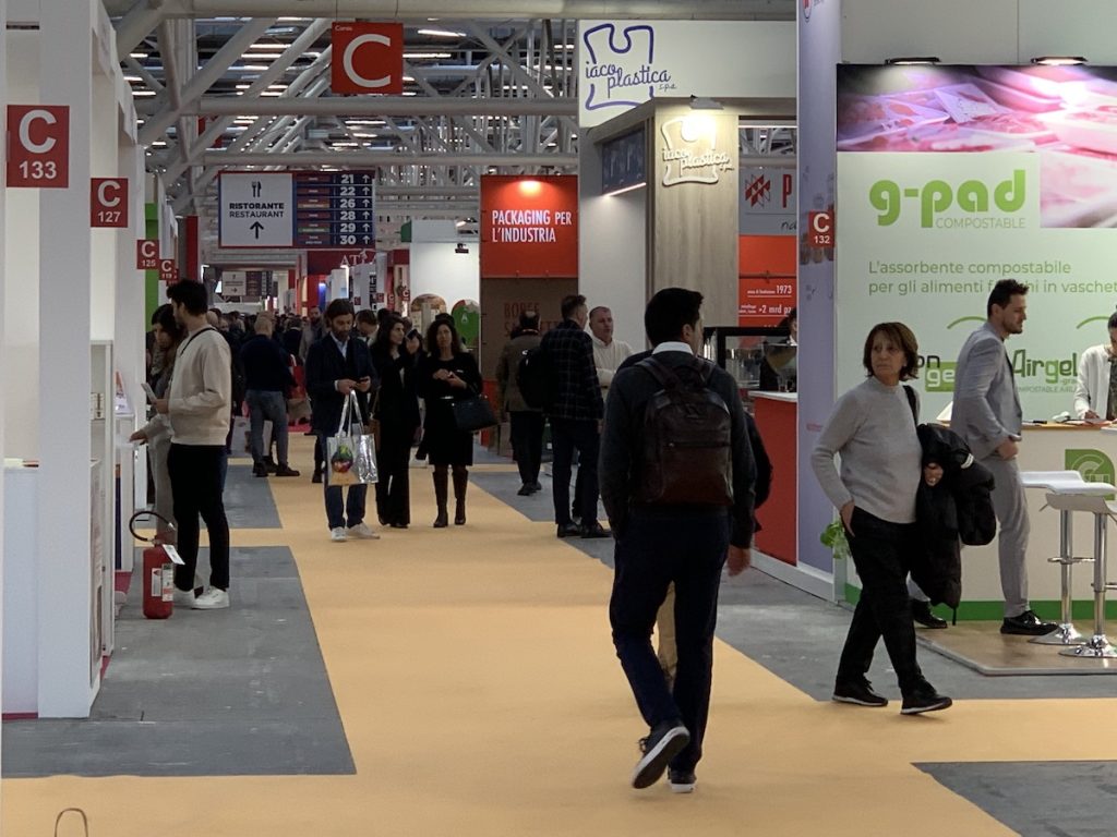 Corridoi pieni di gente alla fiera Marca 2024