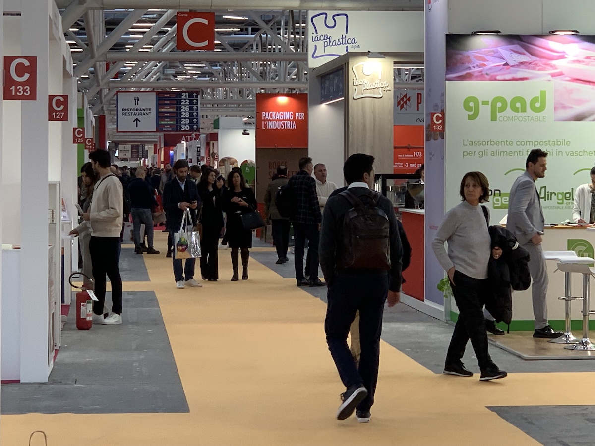 Corridoi pieni di gente alla fiera Marca 2024