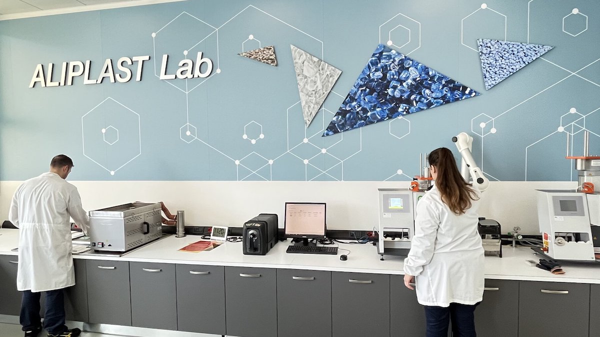 Laboratorio Aliplast con ricercatori a lavoro