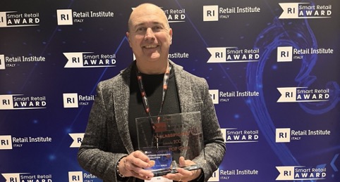 Andrea Tempesta - per ICO ritira il premio POP Green del Retail Institute Italy.