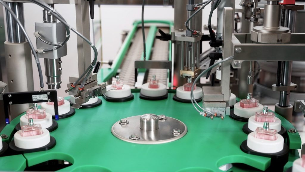 Linea di riempimento profumi