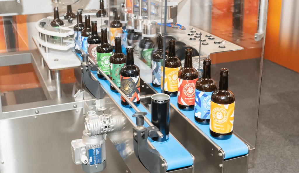 Macchina che etichetta e confeziona bottiglie di birra a BBTech Expo