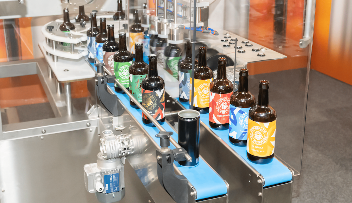 Macchina che etichetta e confeziona bottiglie di birra a BBTech Expo