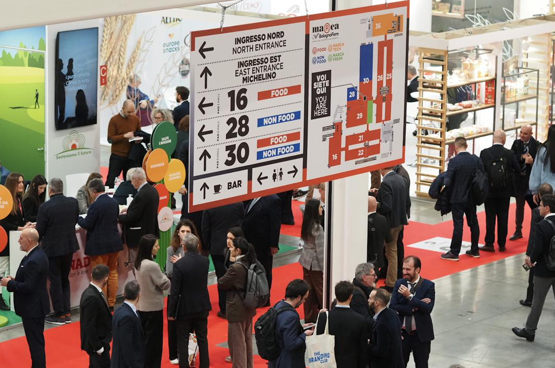 Corridoi affollati della fiera di Bologna in occasione di Marca 2025